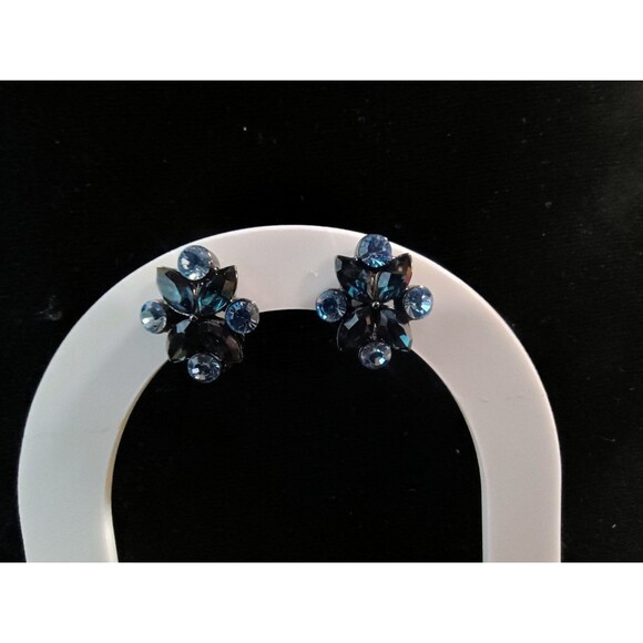 Vintage Rhinestone Screw Back Earrings Blue and Clear Stones Black - Picture 2 of 4